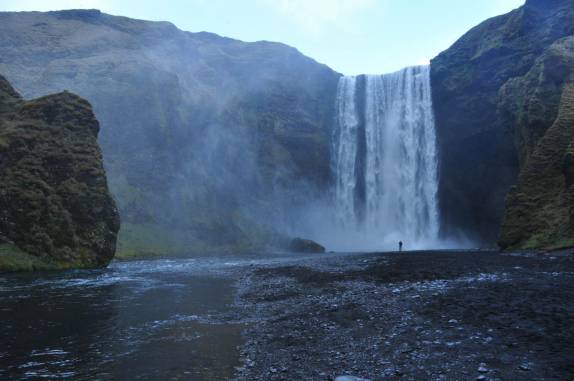 A imponente Skogafoss, no sul da Islândia, uma das mais famosas e belas cachoeiras do país